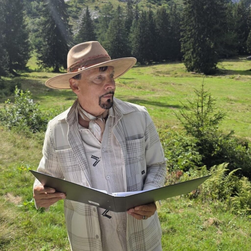 Freier Trauredner Roland Wyss leitet eine festliche freie Trauung in der Schweiz.