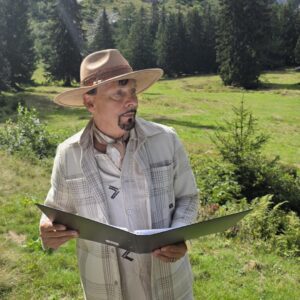 Freier Trauredner Roland Wyss leitet eine festliche freie Trauung in der Schweiz.