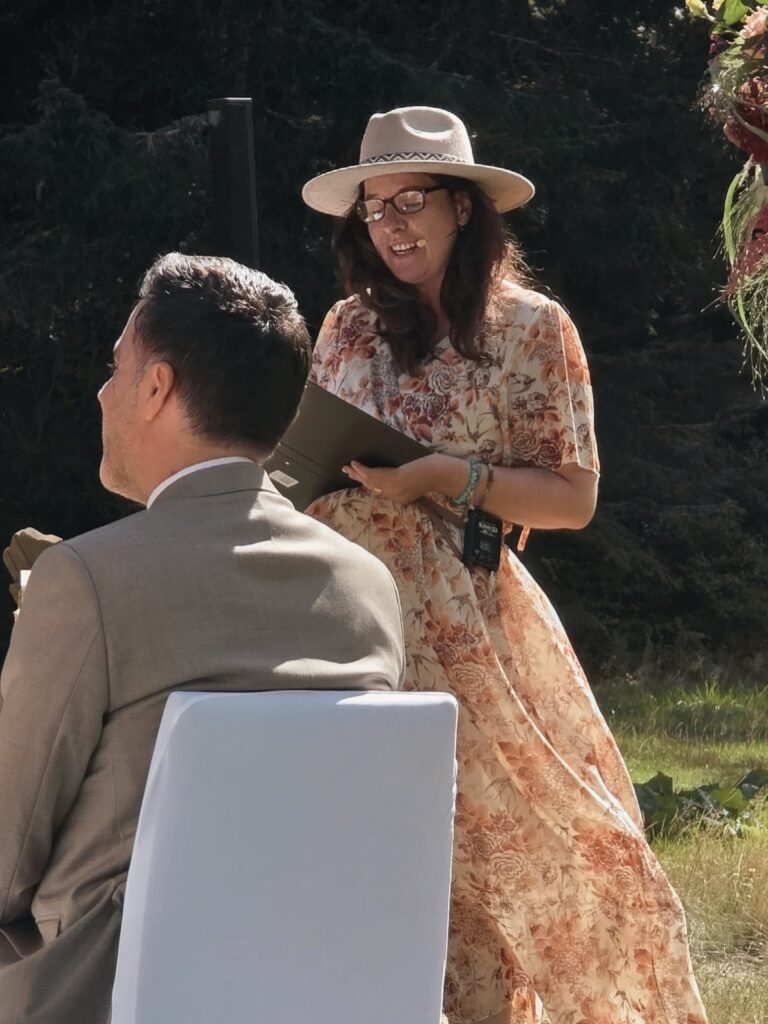 Freie Traurednerin Carmen Sandra Wyss für emotionale freie Trauungen in der Schweiz und auf Mallorca.