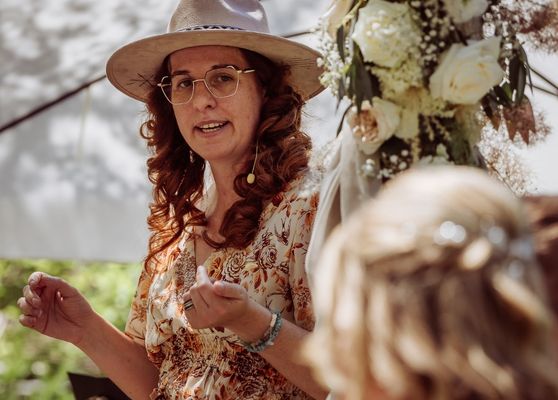 Freie Traurednerin Carmen Sandra Wyss für Hochzeiten in der Schweiz und auf den Balearen.