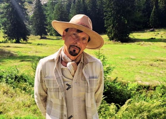 Der freie Trauredner Roland Wyss hält eine persönliche und emotionale Hochzeitsrede für ein Brautpaar in der Schweiz.