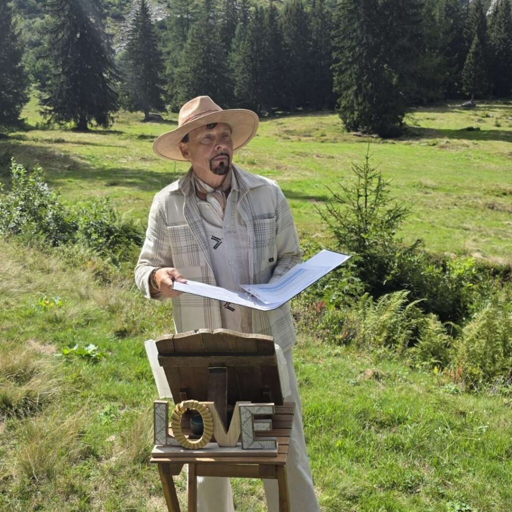 Freier Trauredner Roland Wyss bei einer emotionalen Hochzeitszeremonie in der Schweiz.