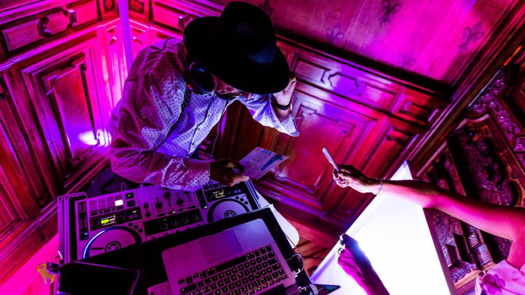 Professioneller Hochzeit-DJ und Tontechnik für die freie Trauung und anschliessende Party in der Schweiz mit Roland Wyss.