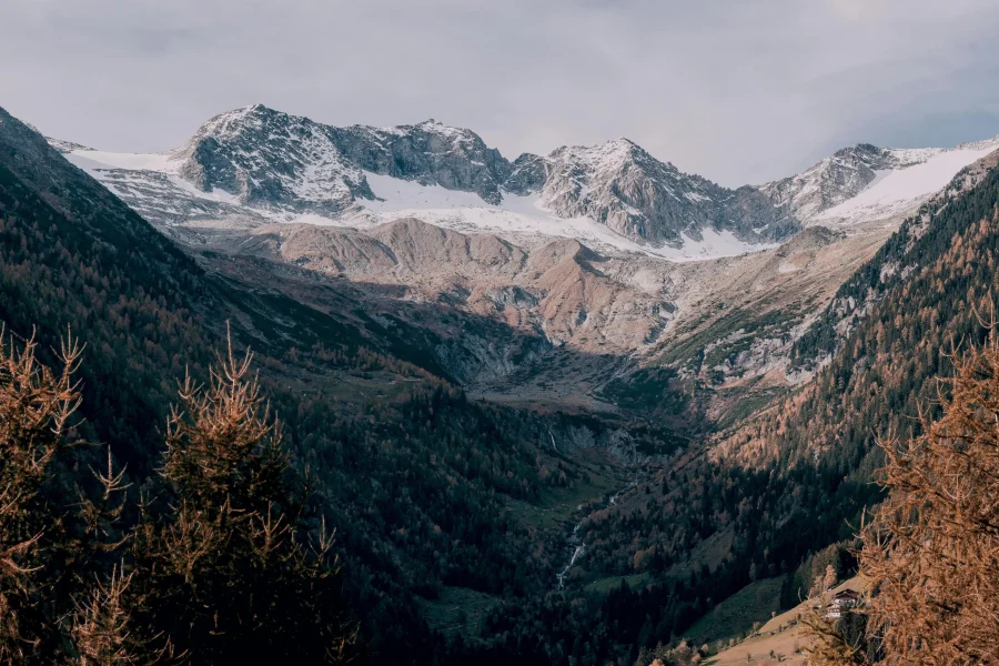 Alpines Ja-Wort an einer Hochzeitslocation im Kanton Graubünden mit den Traurednern Wyss.